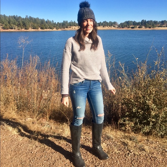 Meet your Posher! 💕 - Picture 3 of 4